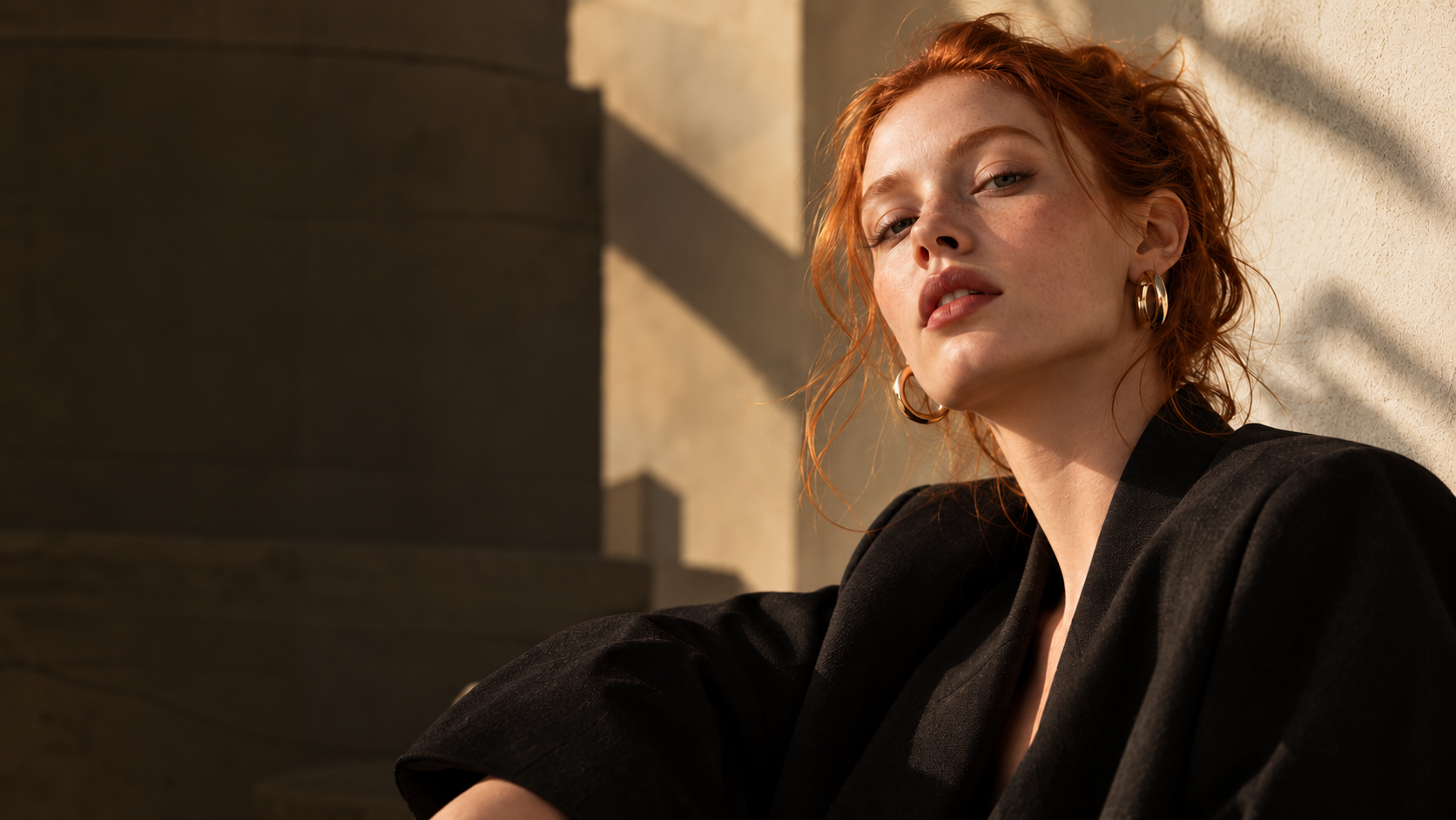 Modelo ruiva sob luz dourada, referência visual do treinamento IA para Criação de Moda